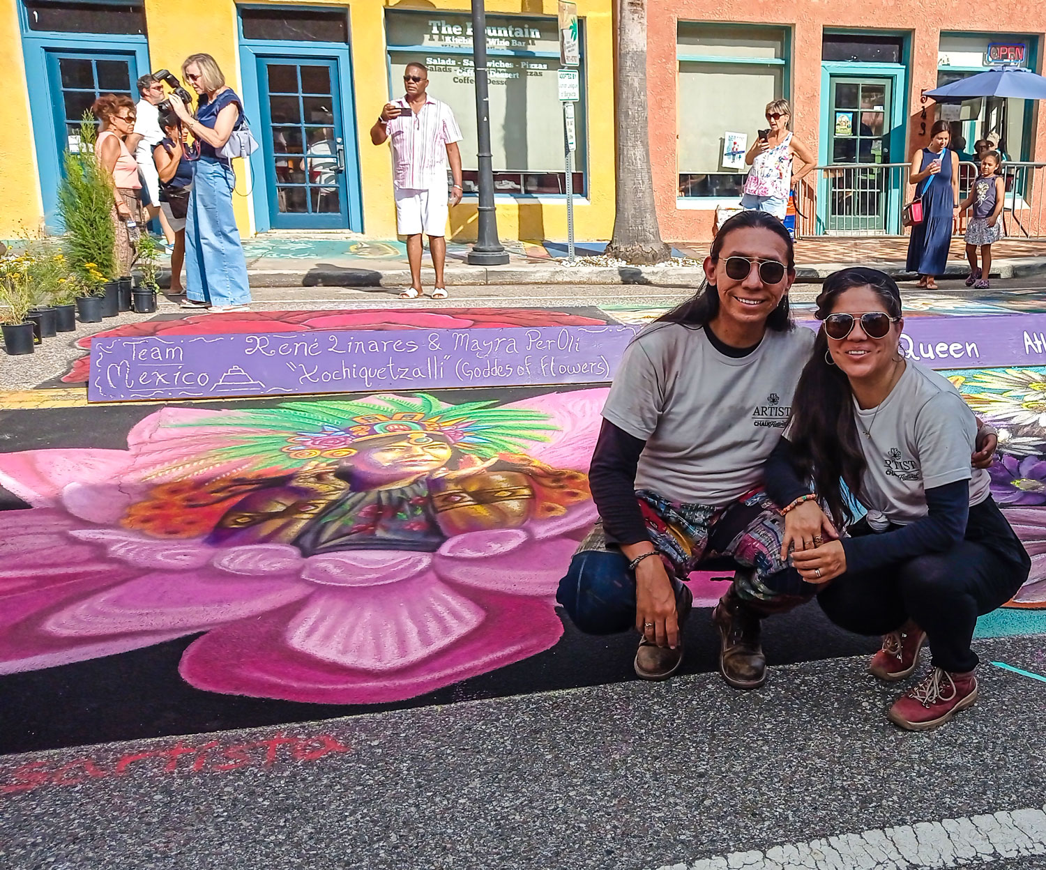 René Linares pintando en el Chalk Festival de Sarasota, Florida. 2024